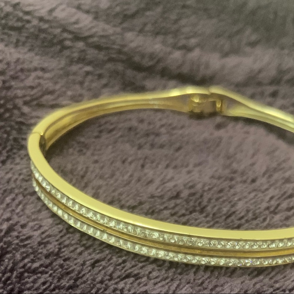 Beautiful 10k gold plated Swarovski crystals bangle bracelet sizeM 6.5 -7inch